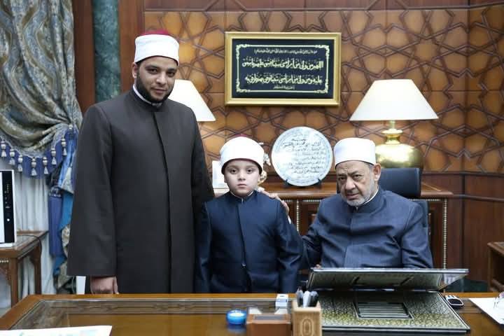 الطفل أنس ووالده بجوار شيخ الأزهر